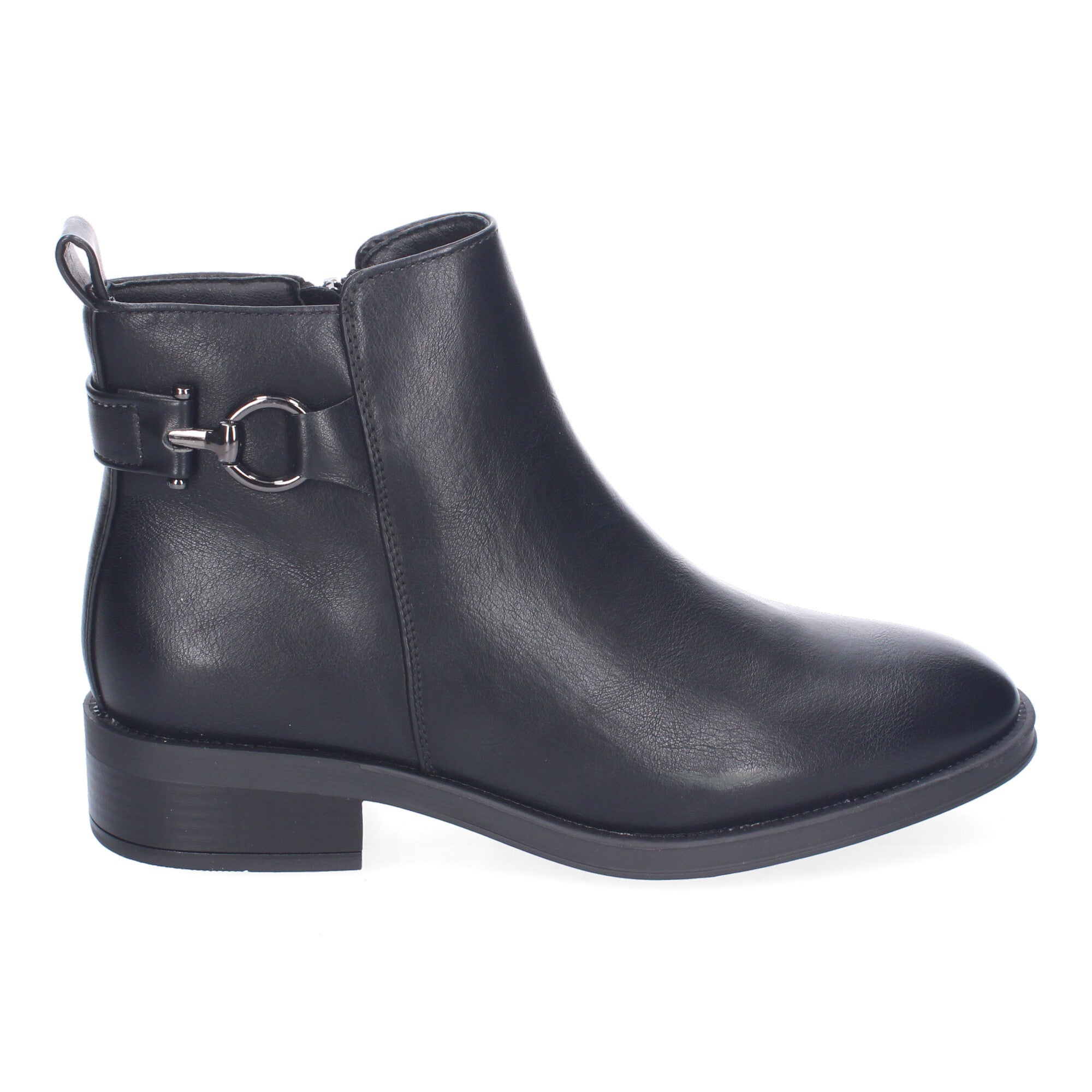 Botin negro con adorno metálico