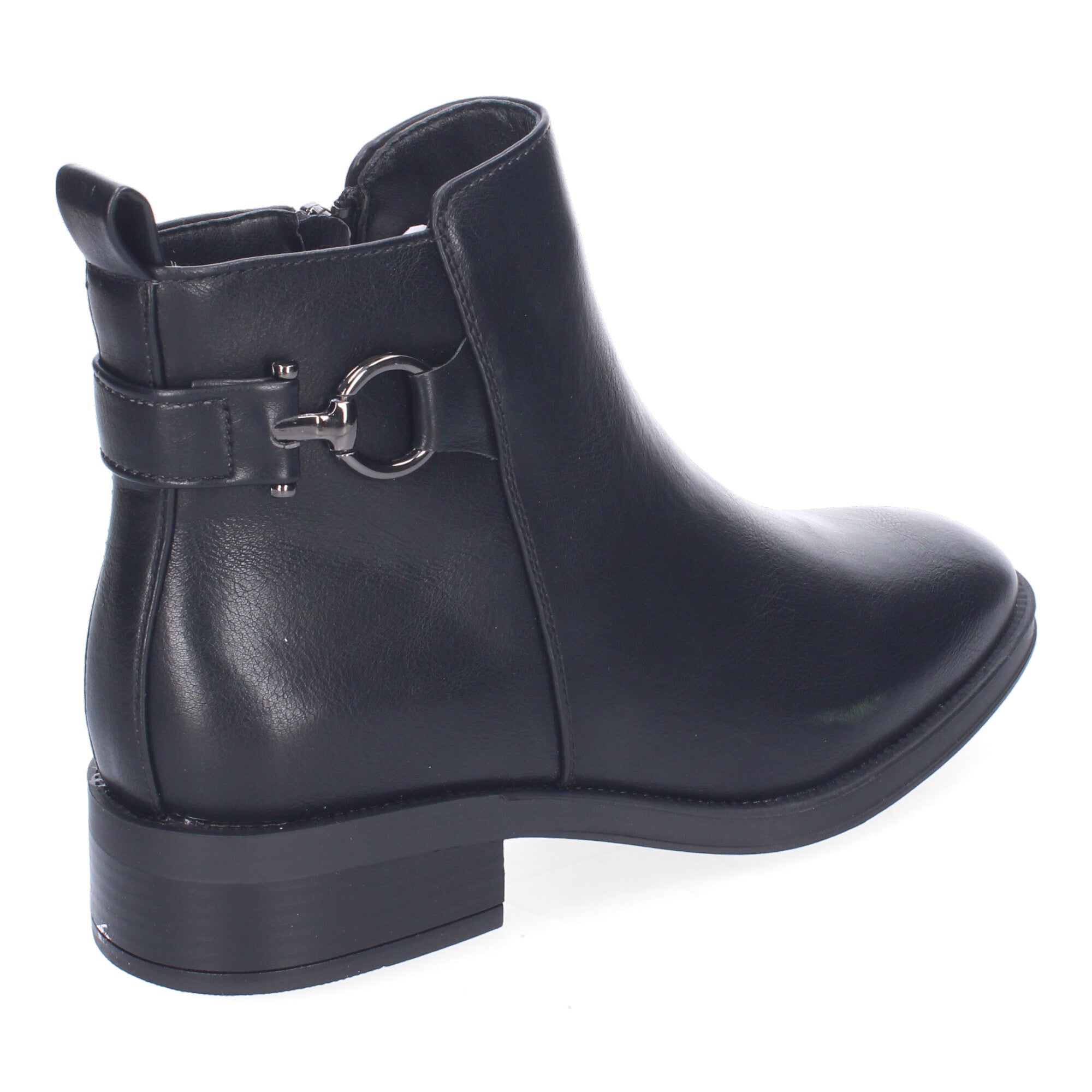 Botin negro con adorno metálico