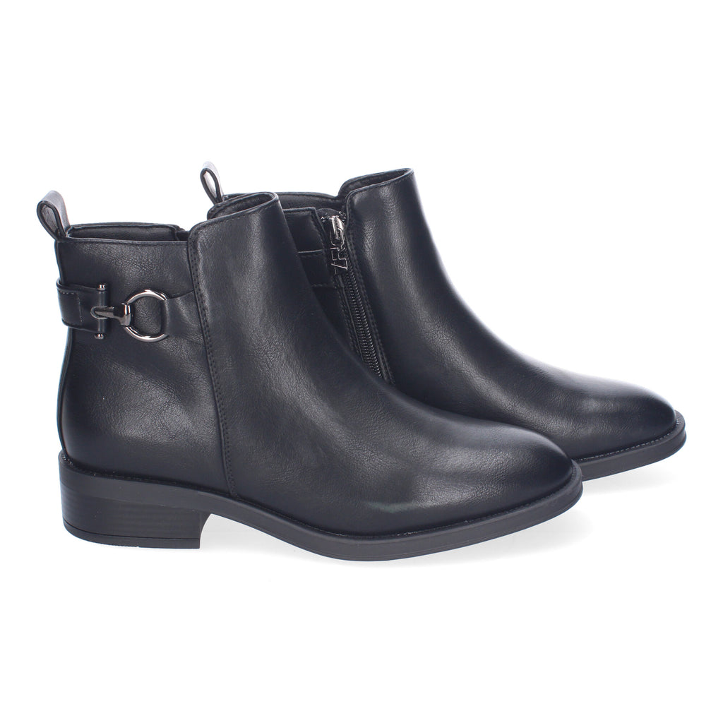 Botin negro con adorno metálico