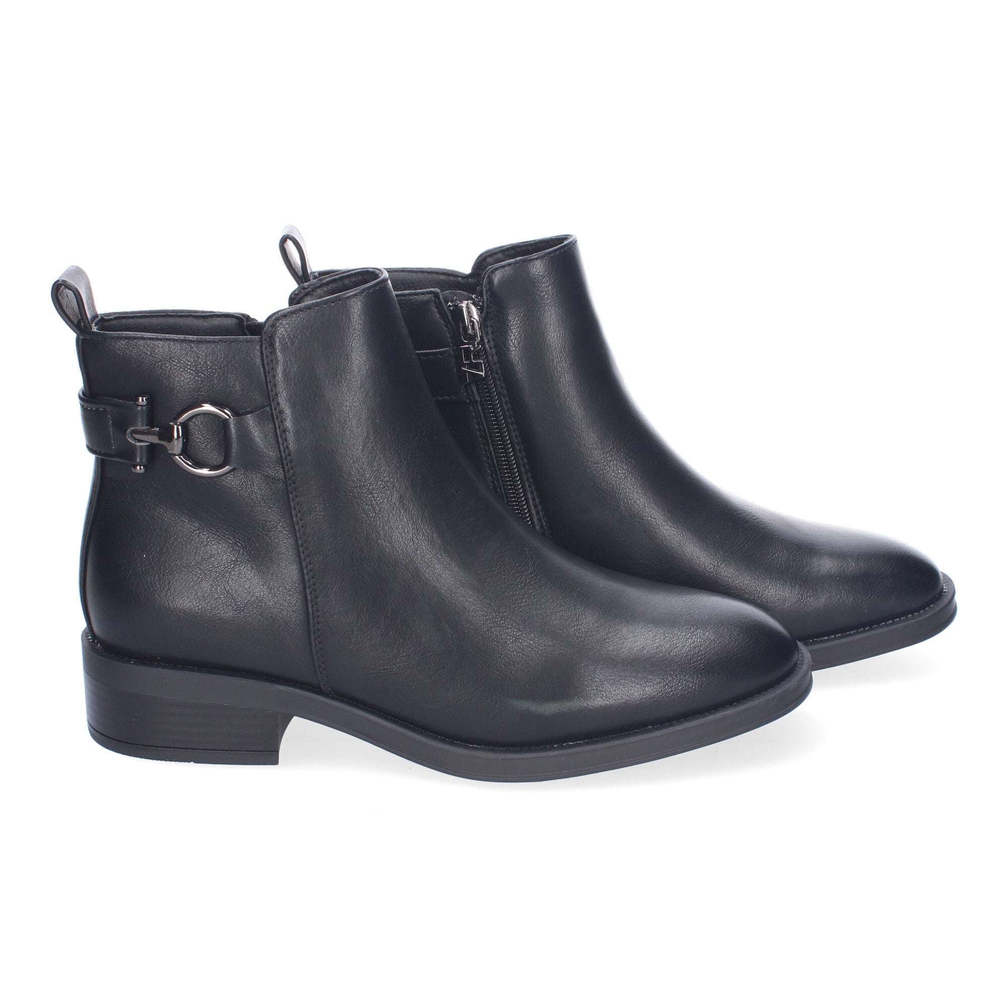 Botin negro con adorno metálico