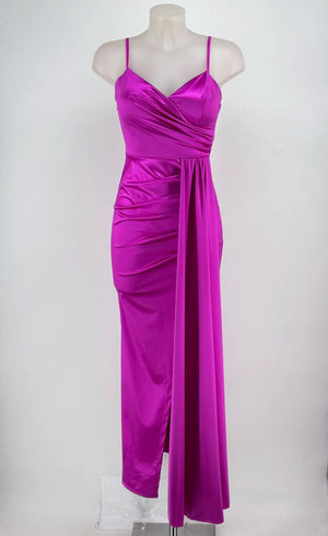 Cyrena | Vestido Satinado Amarena con Tirantes Finos – Elegancia Atemporal para Invitadas