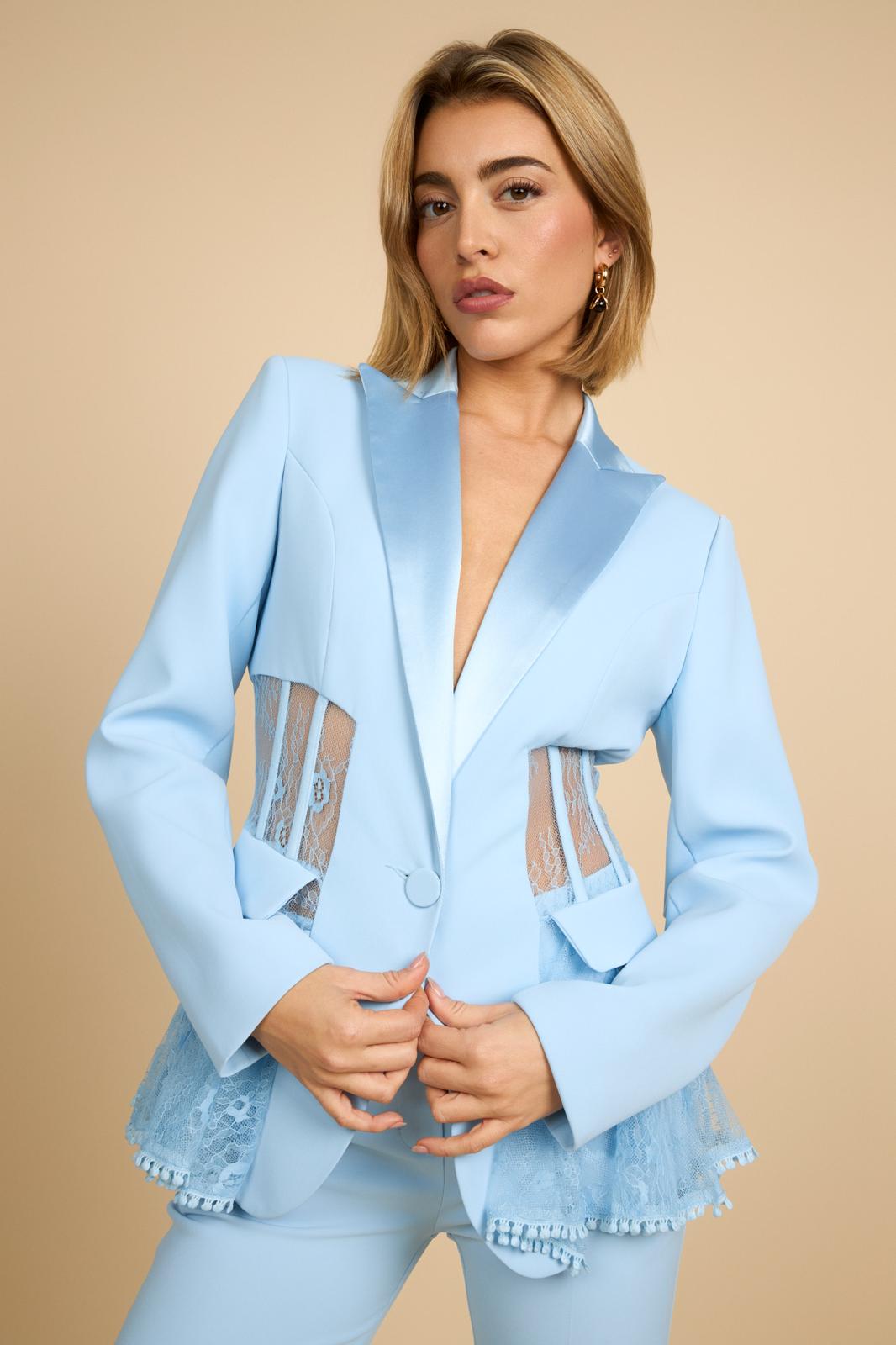 Traje azul celeste con detalles de encaje y pantalón de pierna recta