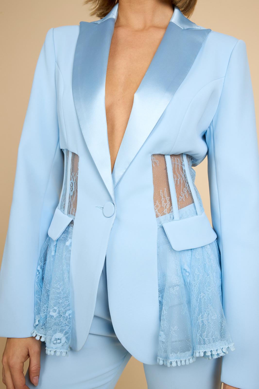 Traje azul celeste con detalles de encaje y pantalón de pierna recta