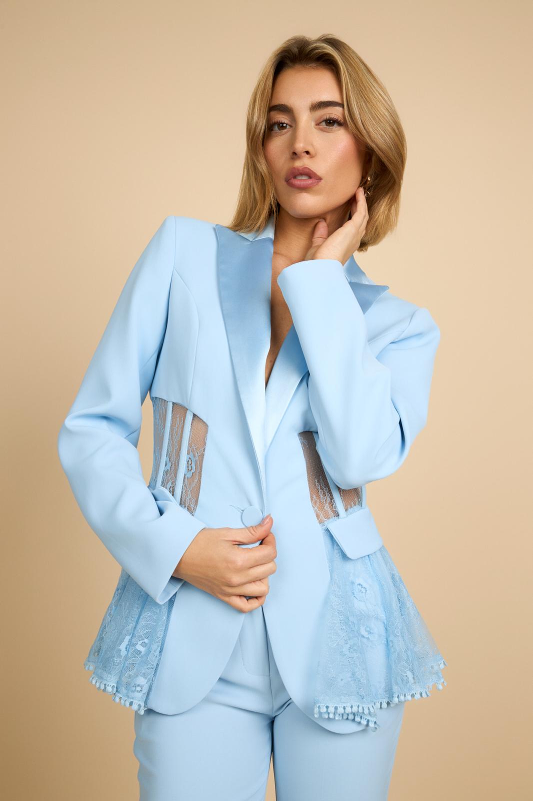 Traje azul celeste con detalles de encaje y pantalón de pierna recta