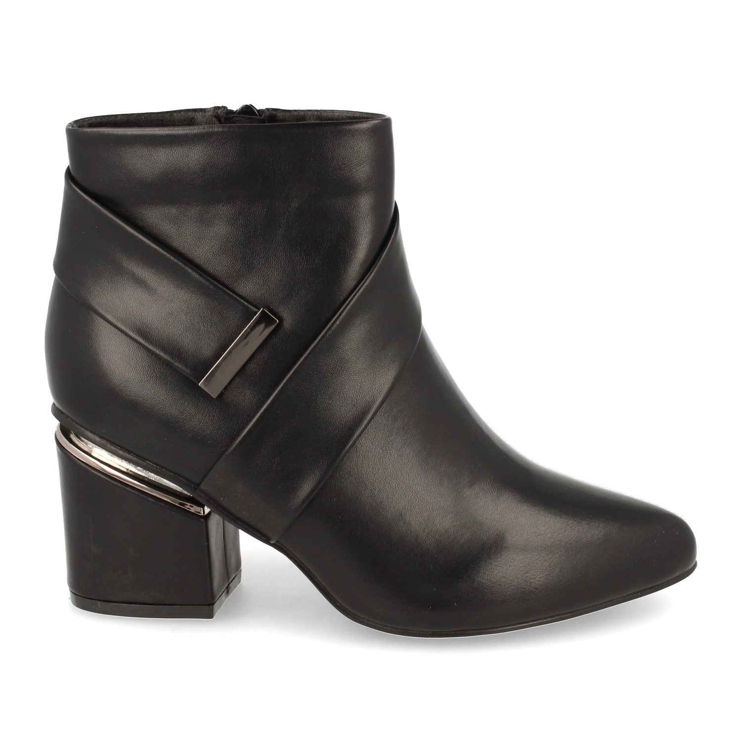 Botin negro con adorno metálico