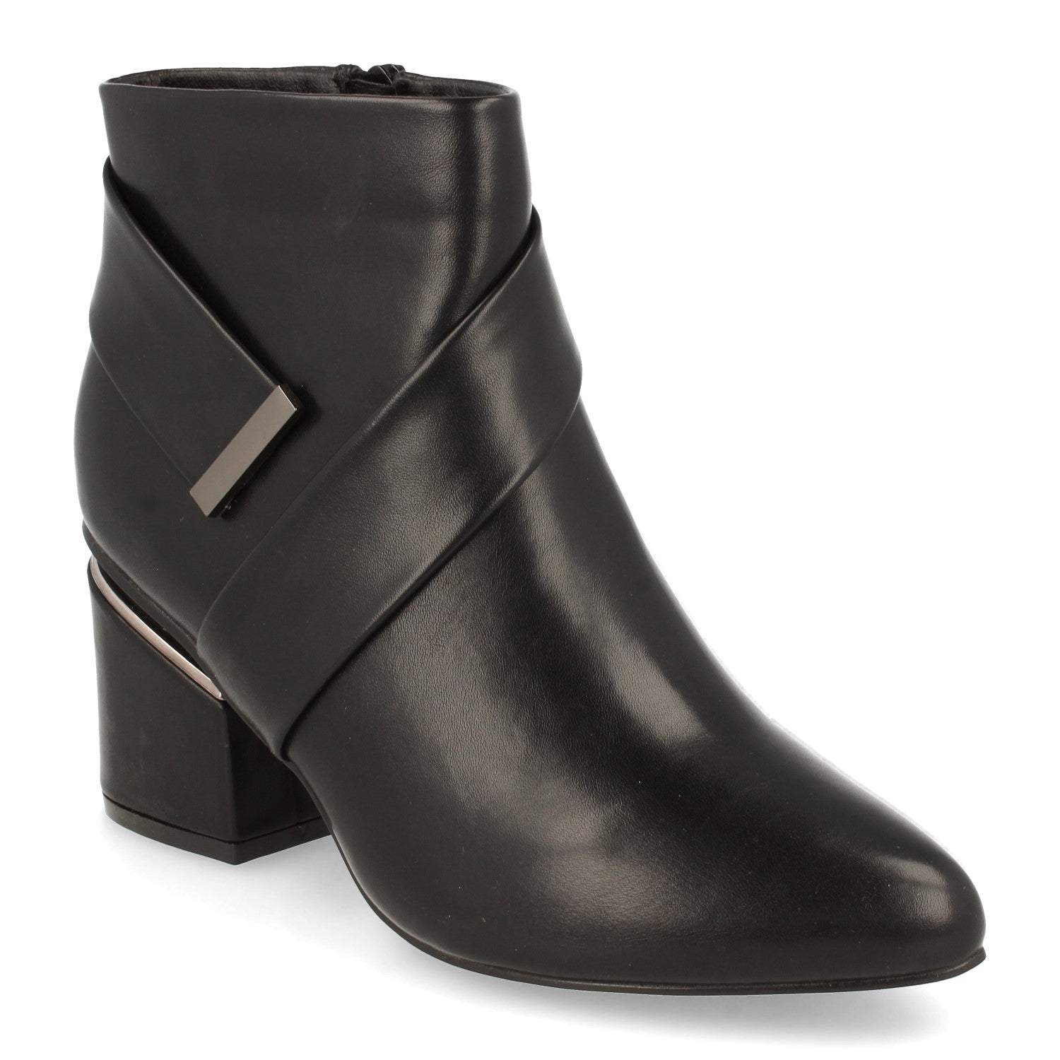 Botin negro con adorno metálico