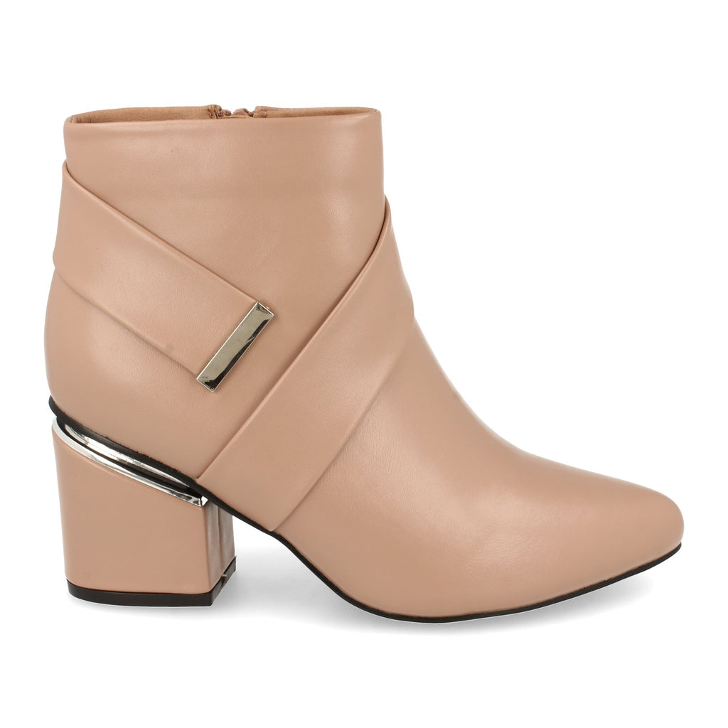 Botin nude con adorno metálico