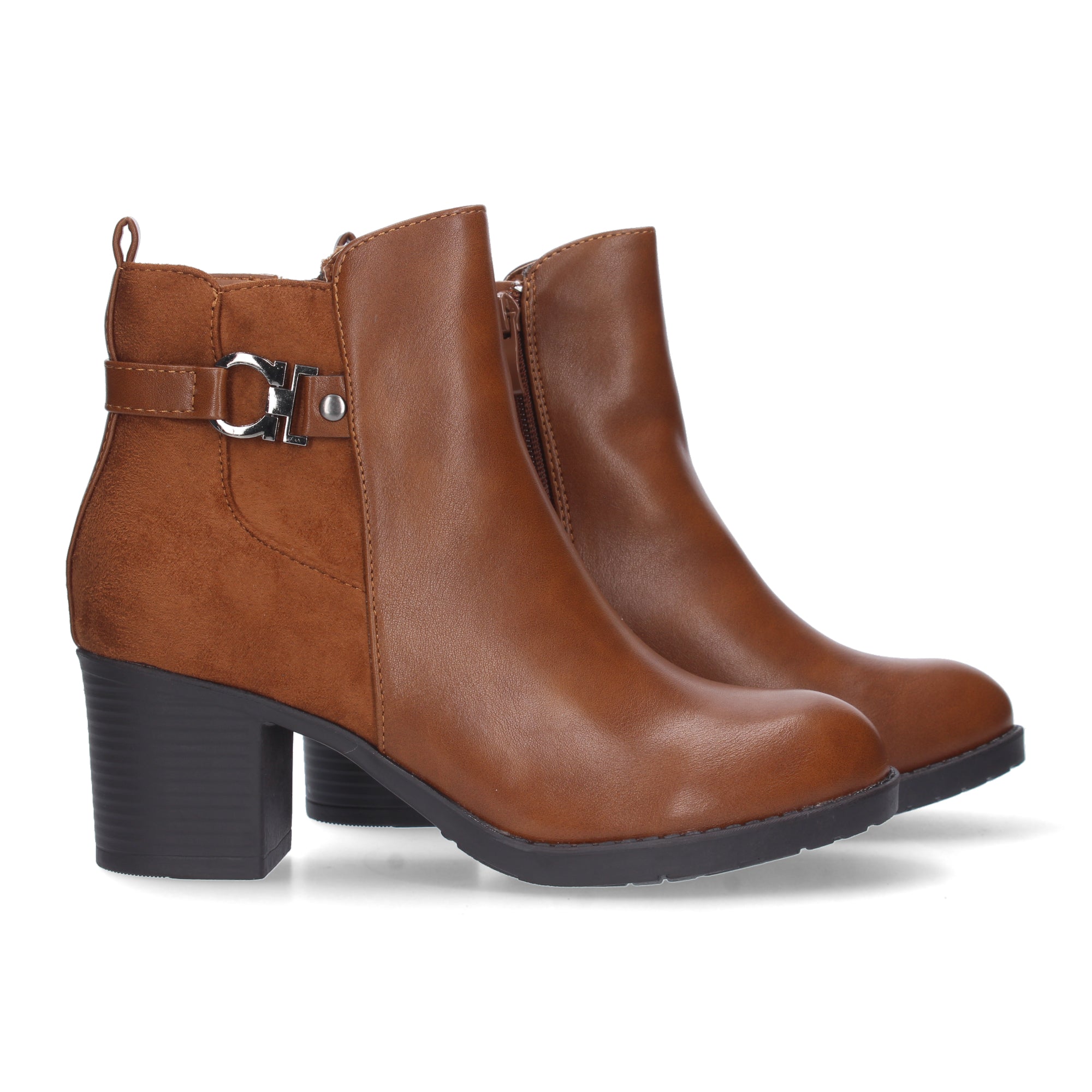Botin camel con detalle hebilla