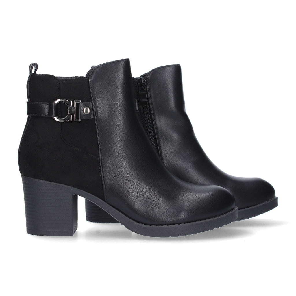 Botin negro con detalle hebilla