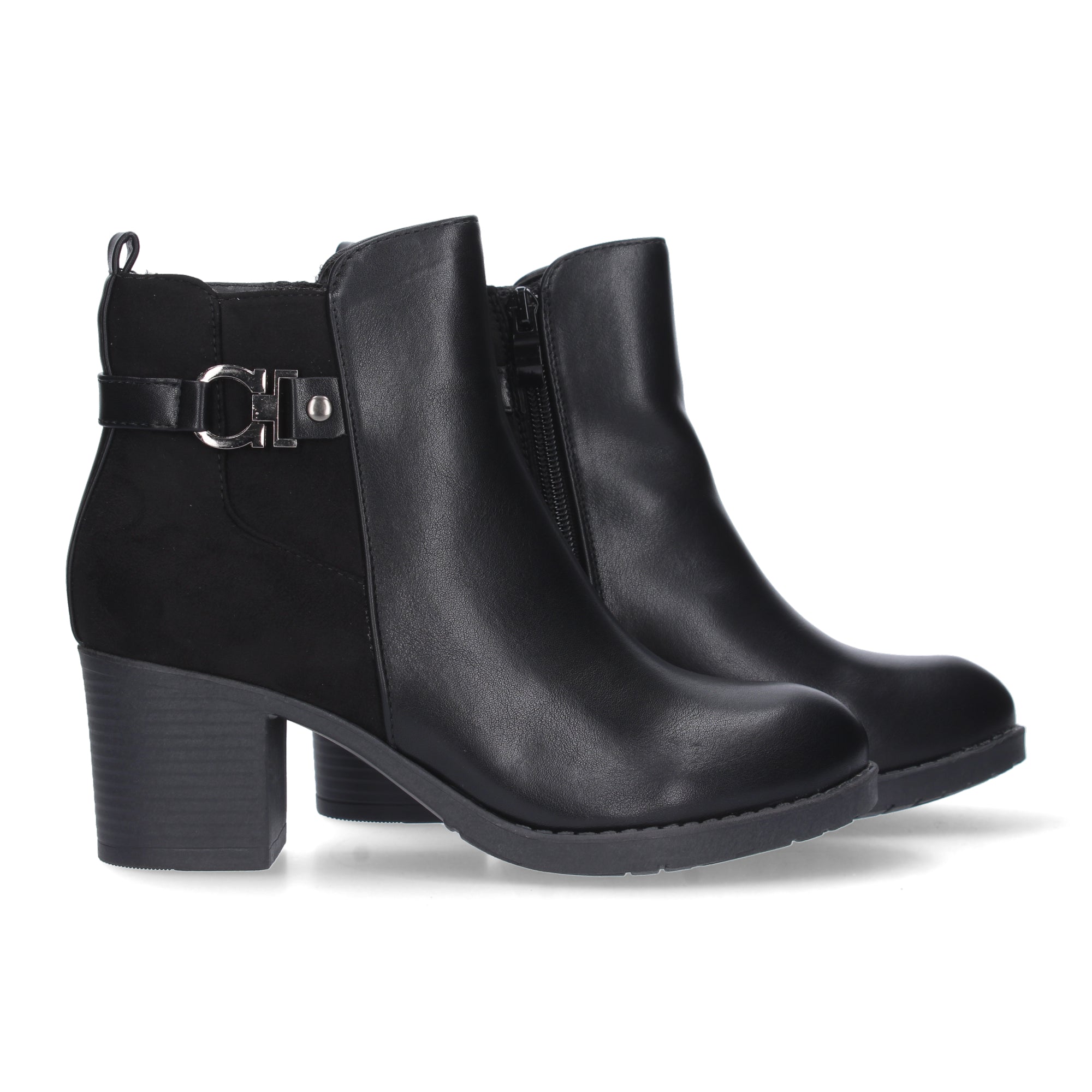 Botin negro con detalle hebilla
