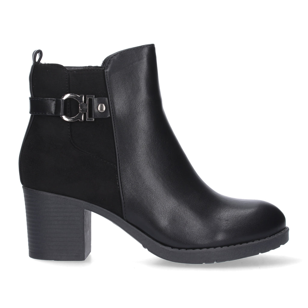 Botin negro con detalle hebilla