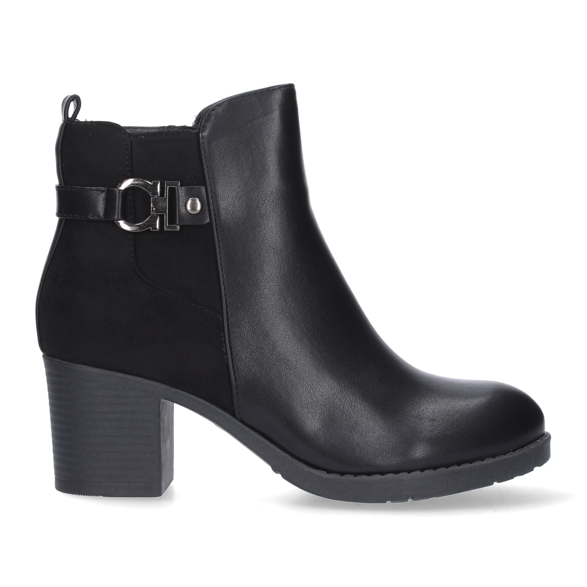 Botin negro con detalle hebilla