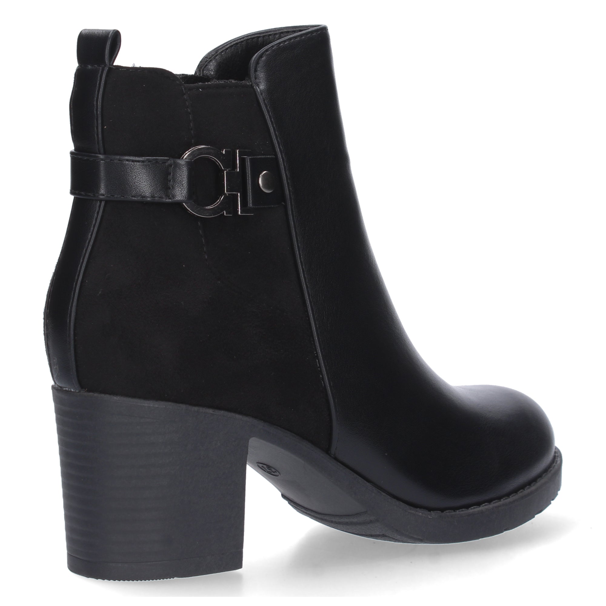 Botin negro con detalle hebilla
