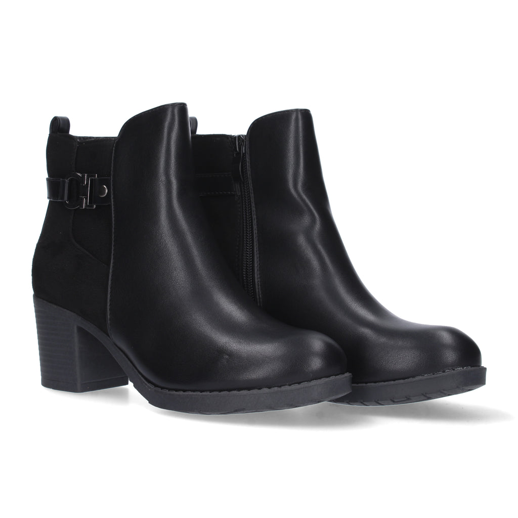 Botin negro con detalle hebilla