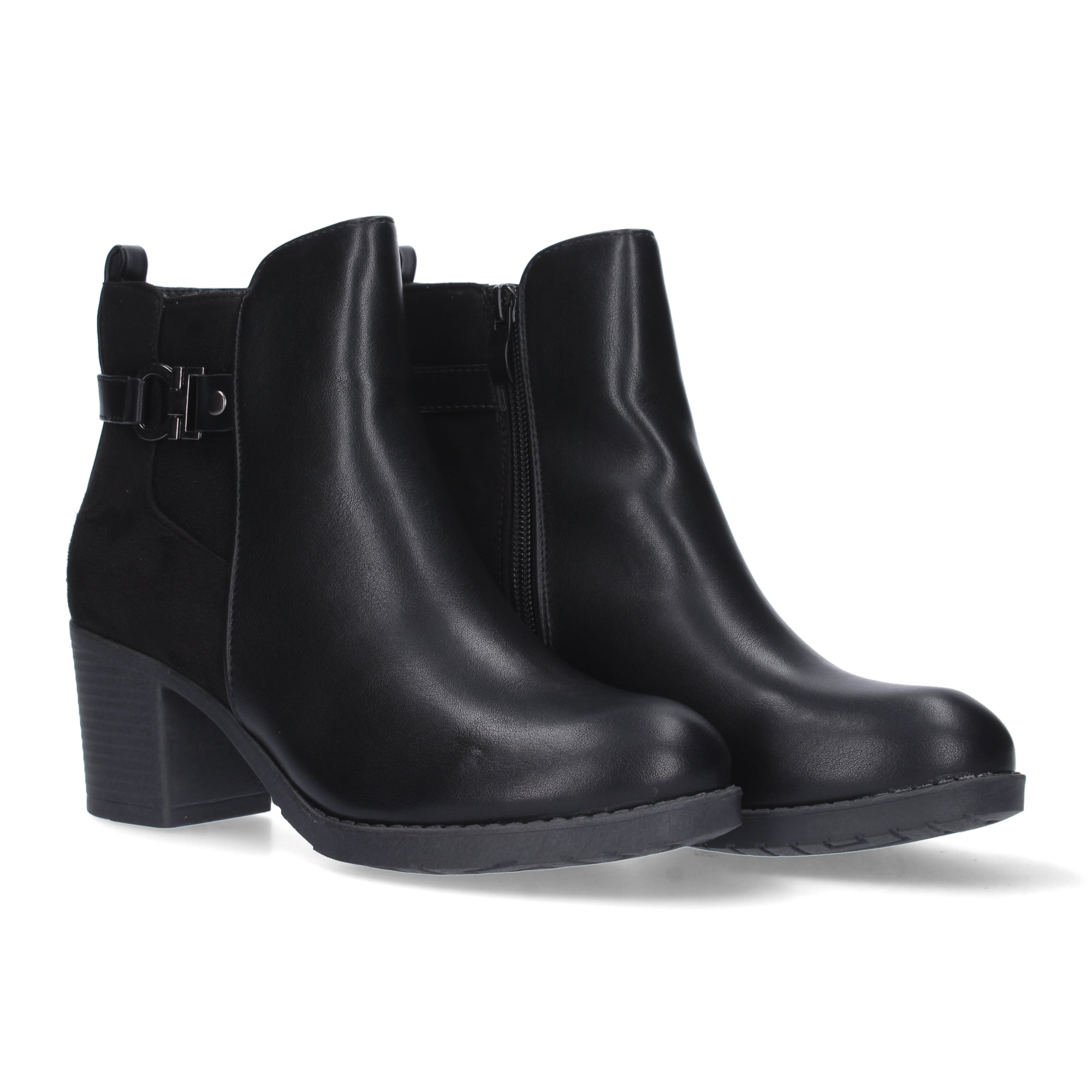 Botin negro con detalle hebilla