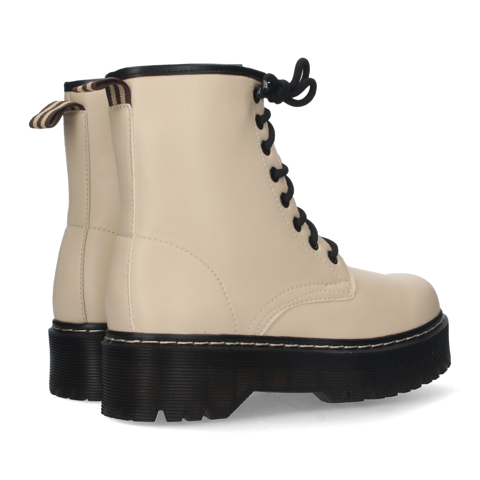 Botin beige estilo acordonado