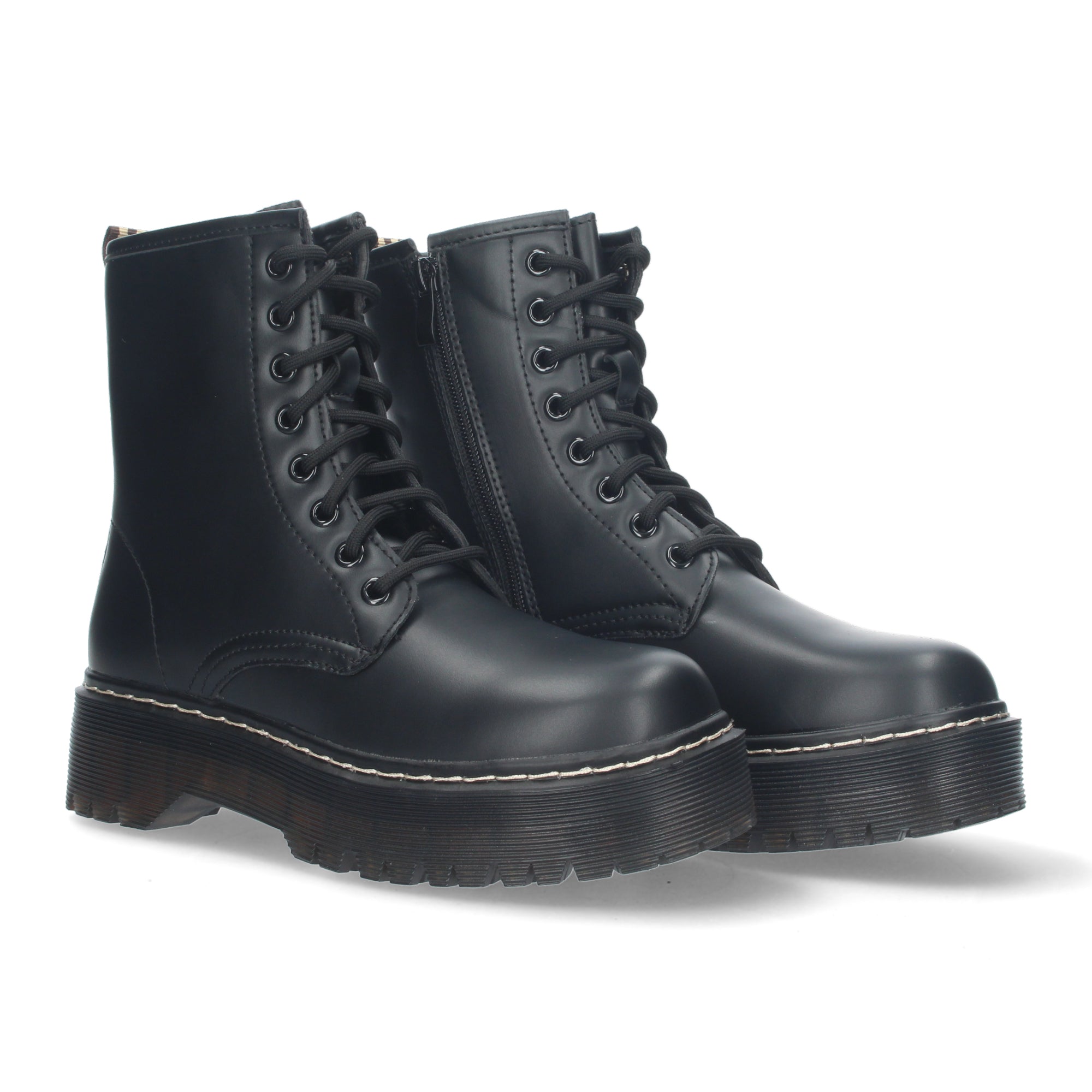Botin negro estilo acordonado