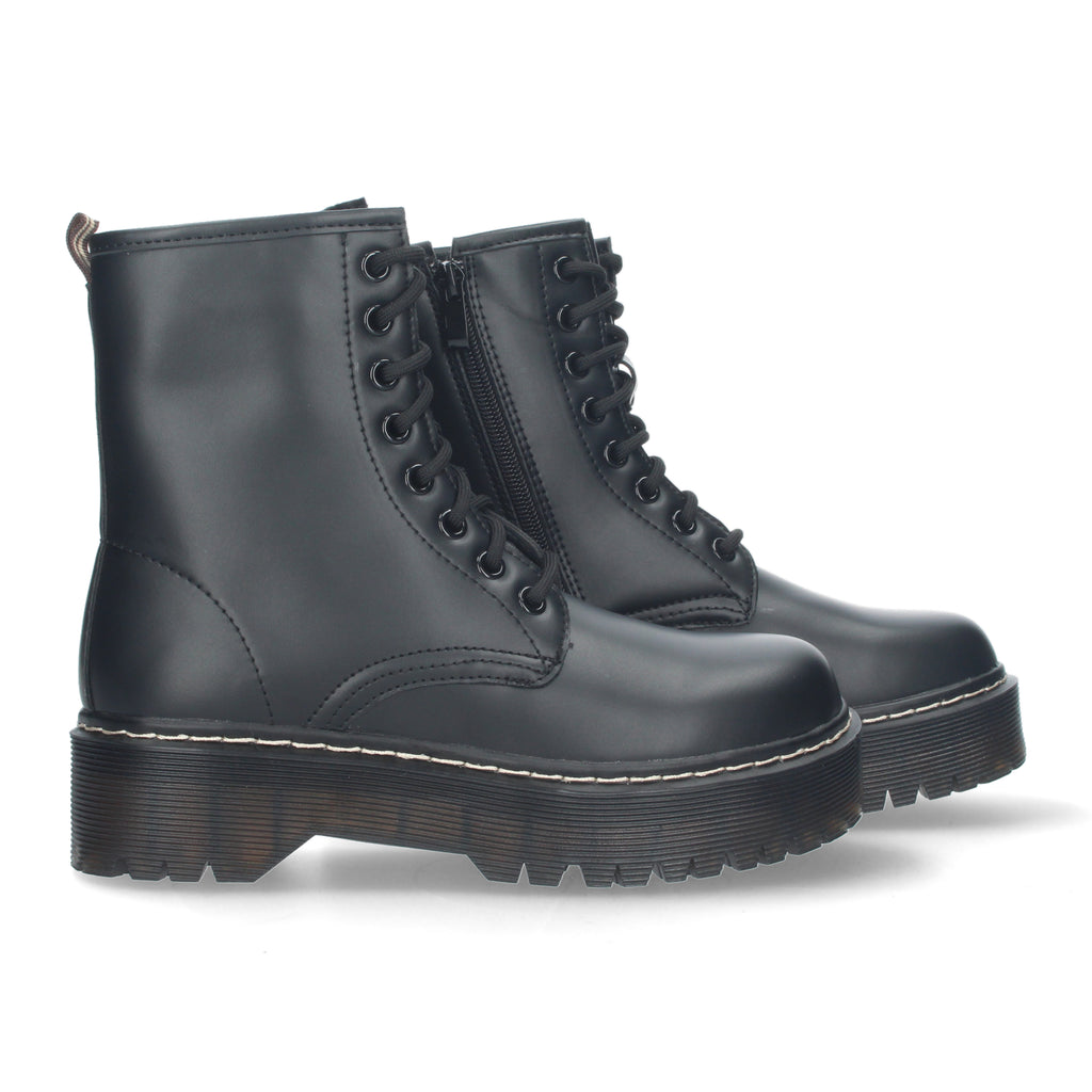 Botin negro estilo acordonado