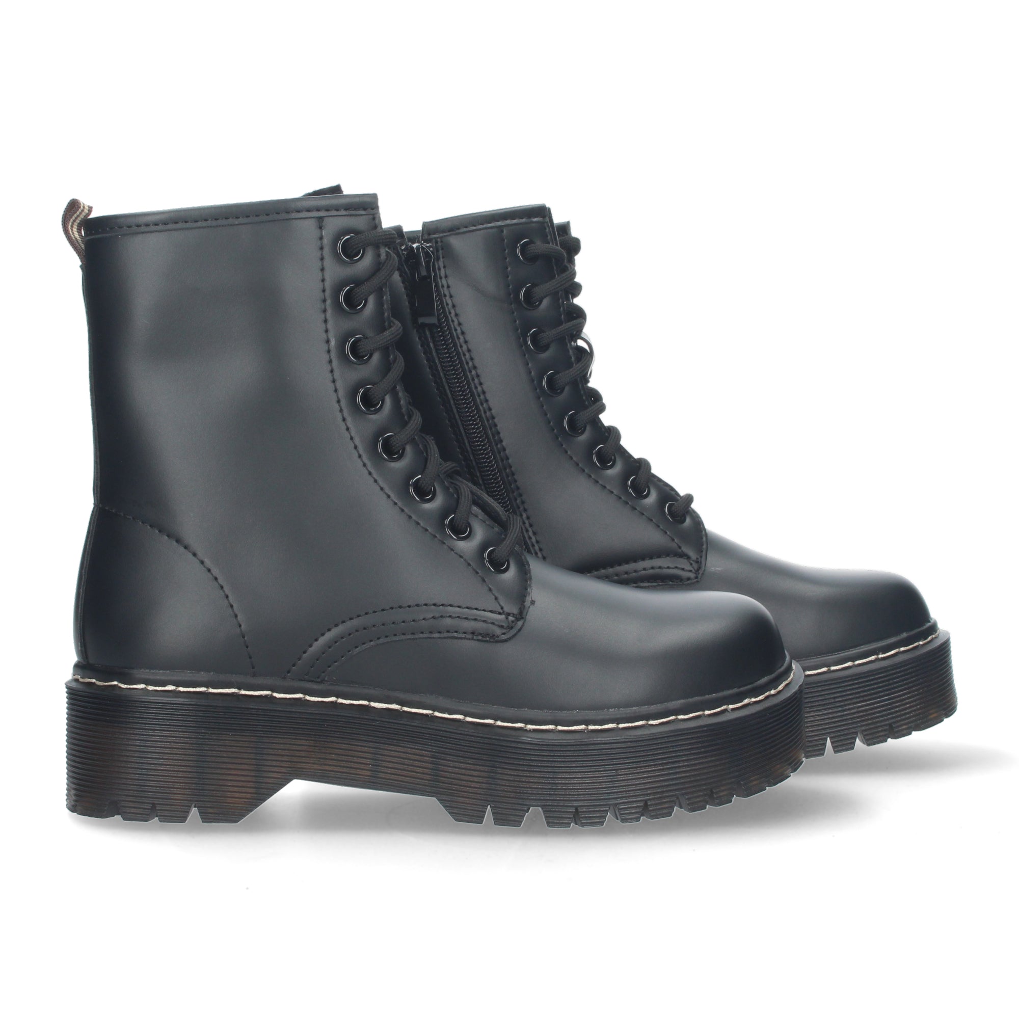 Botin negro estilo acordonado
