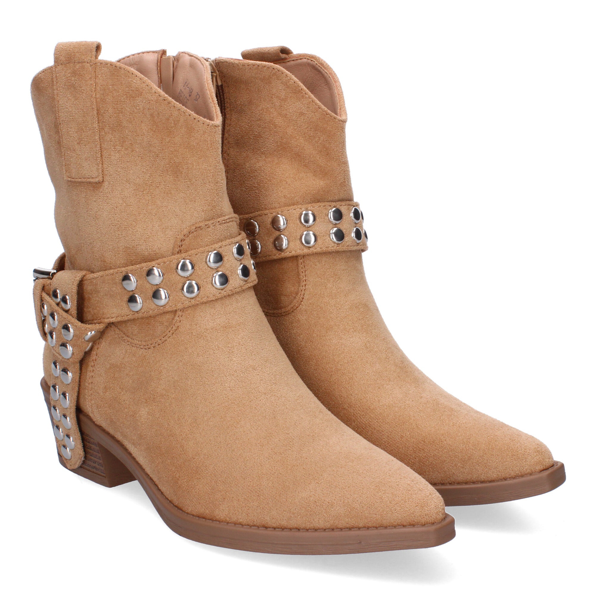 Botin beige estilo campero y hebilla decorativa