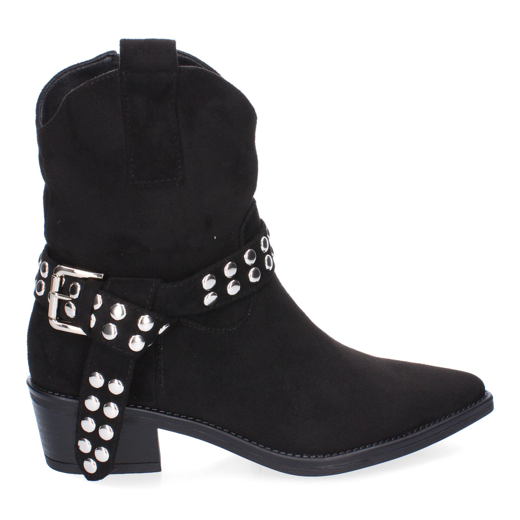 Botin negro estilo campero con detalle hebilla