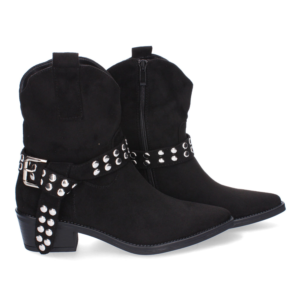 Botin negro estilo campero con detalle hebilla