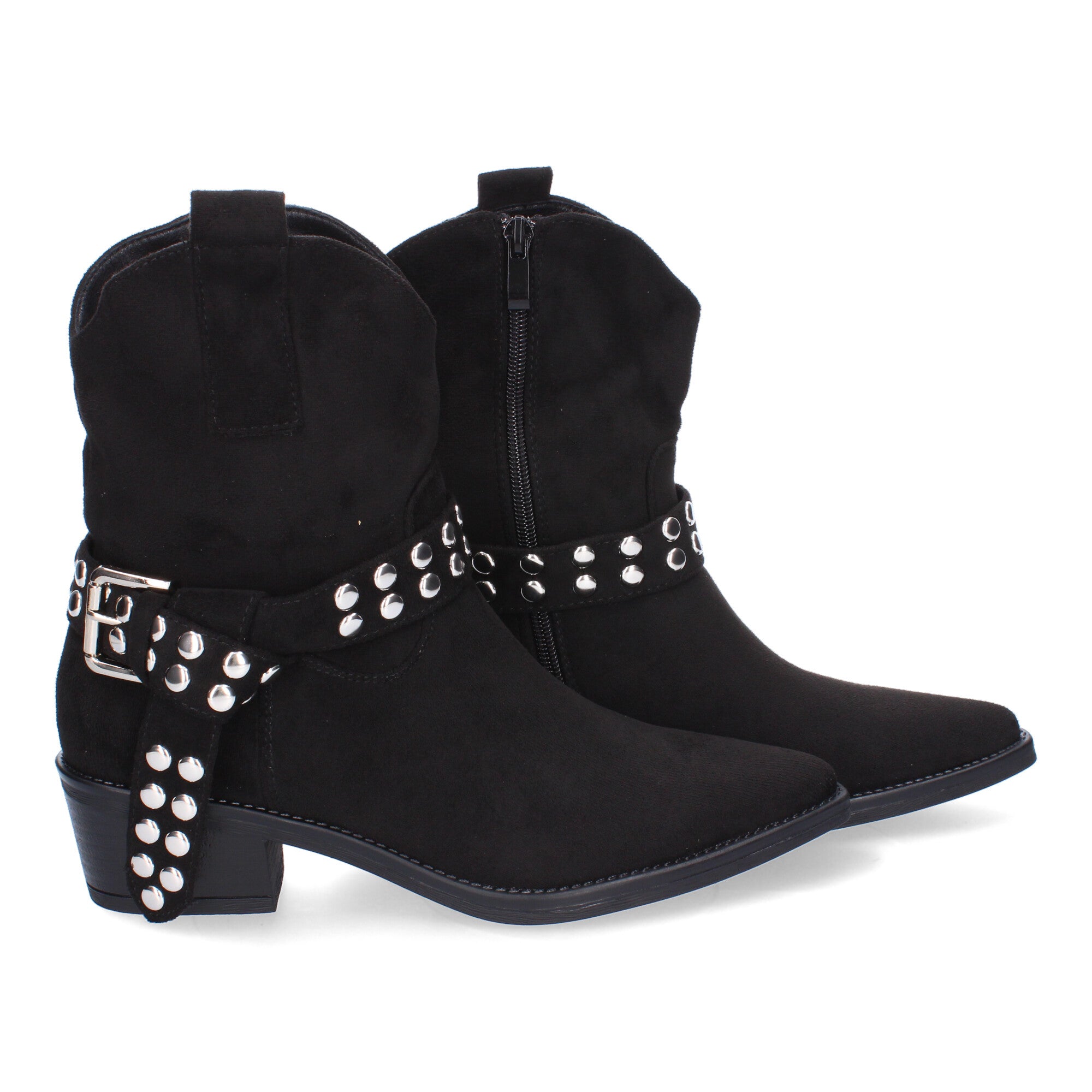 Botin negro estilo campero con detalle hebilla