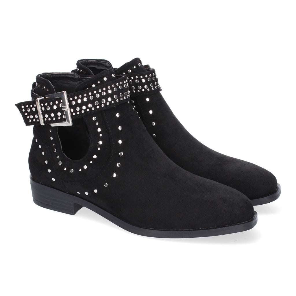 Botin negro con tachuelas decorativas