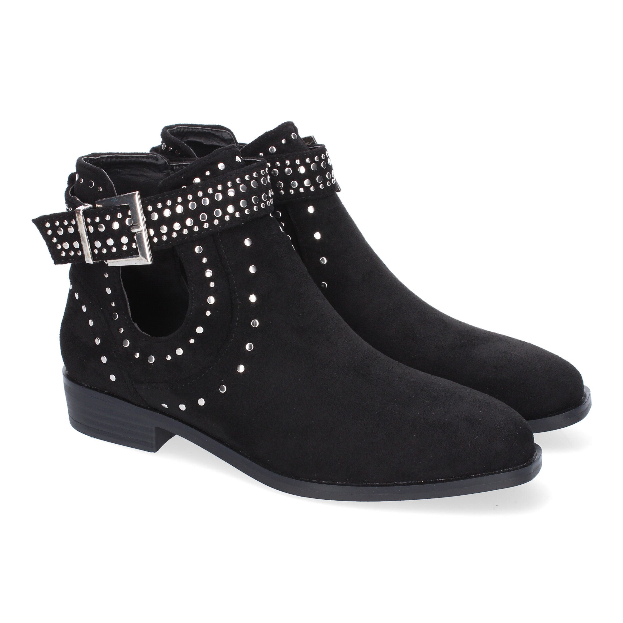 Botin negro con tachuelas decorativas