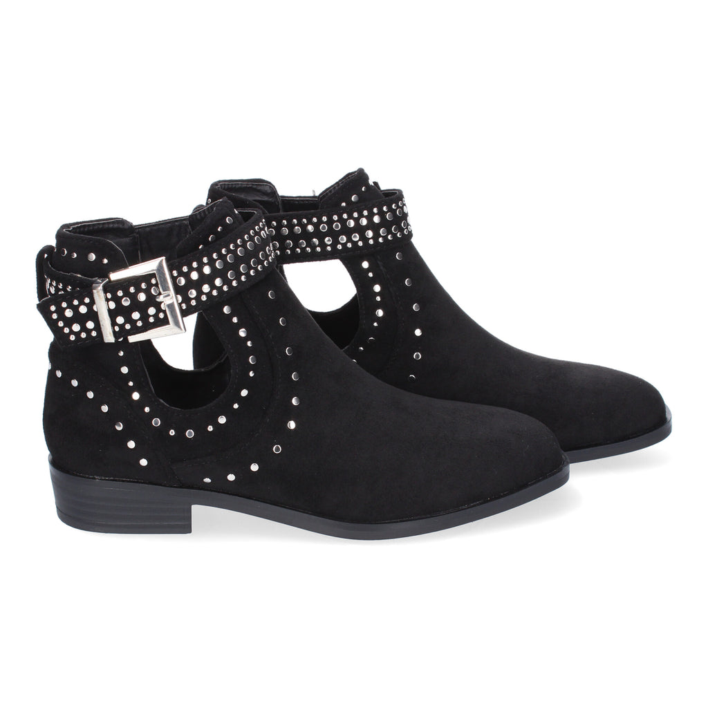 Botin negro con tachuelas decorativas