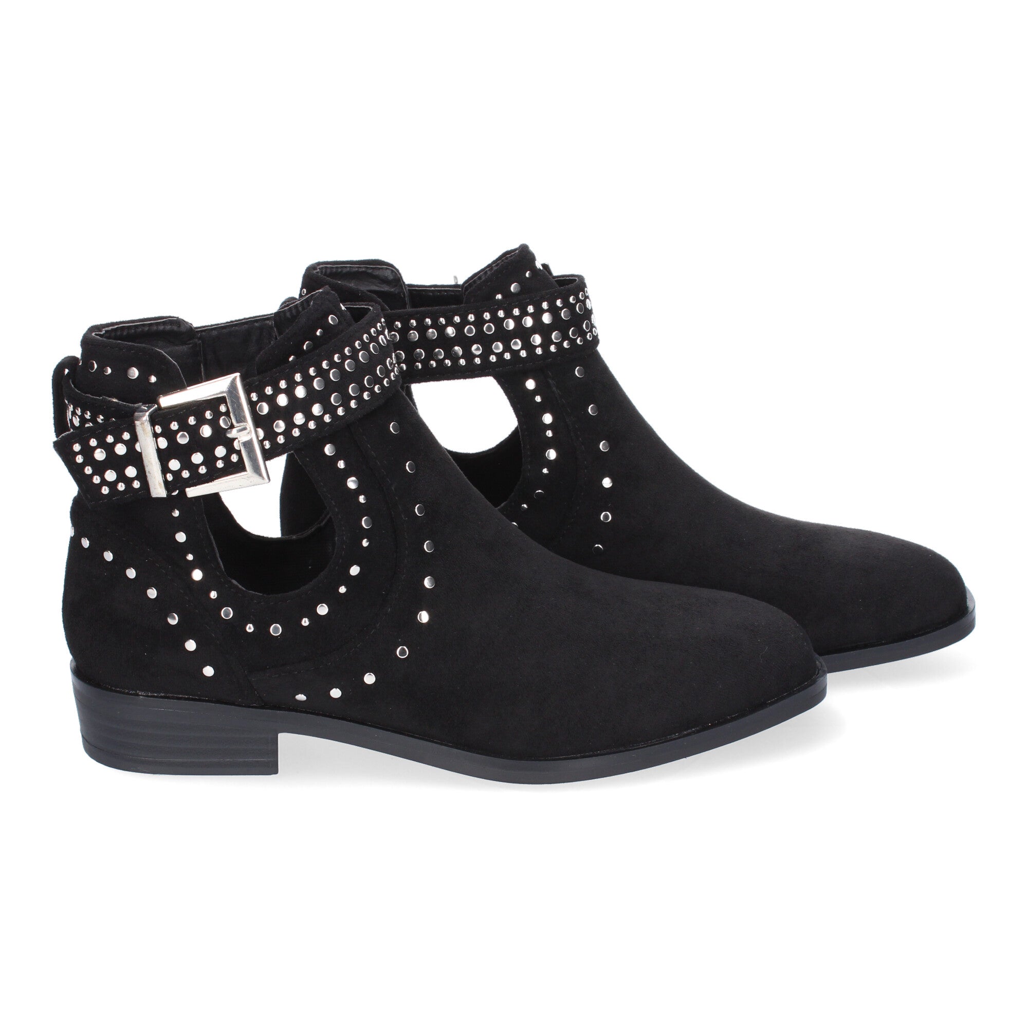 Botin negro con tachuelas decorativas
