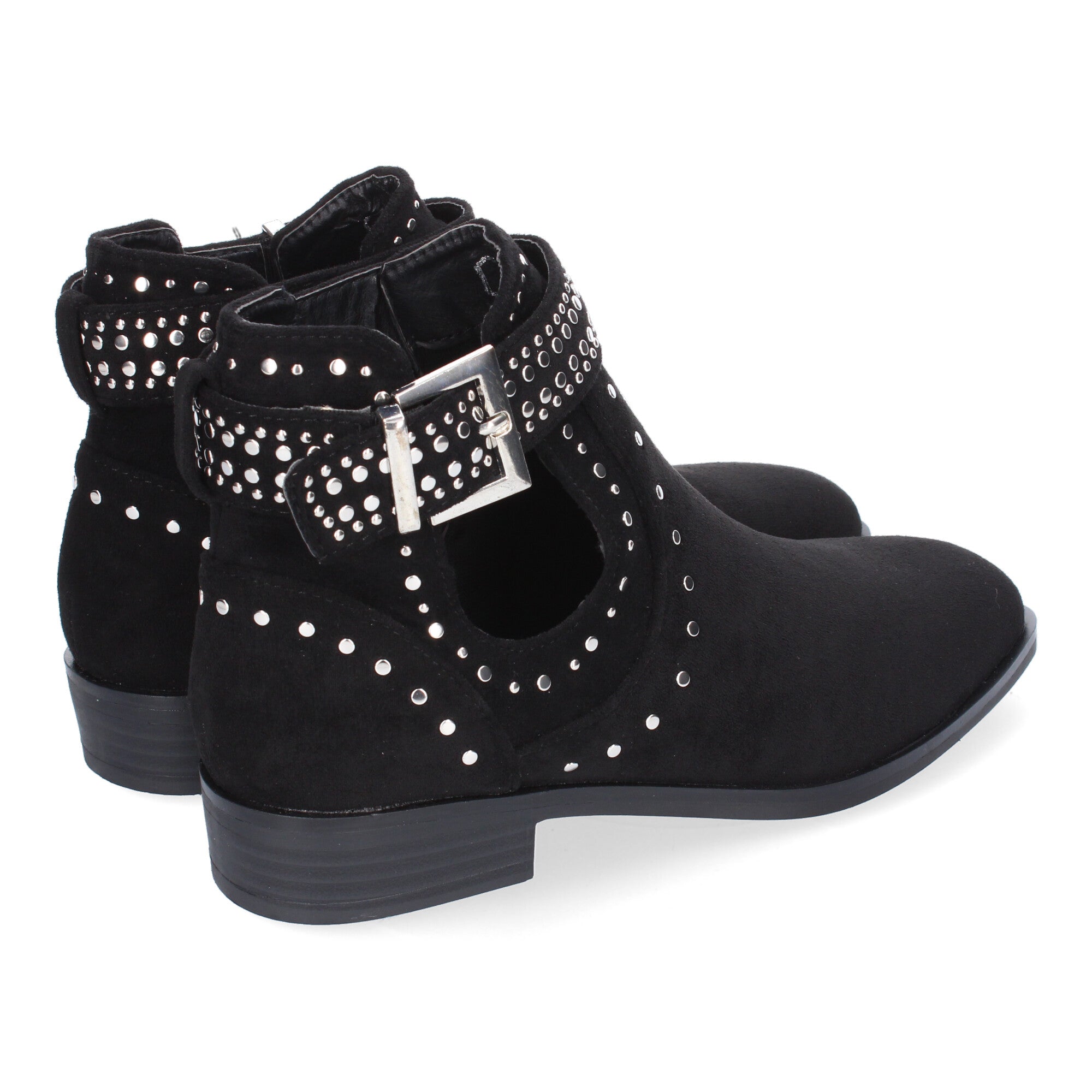Botin negro con tachuelas decorativas
