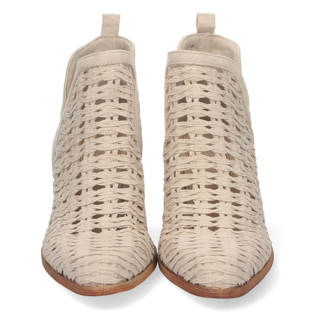 Botines beige con tiras trenzadas