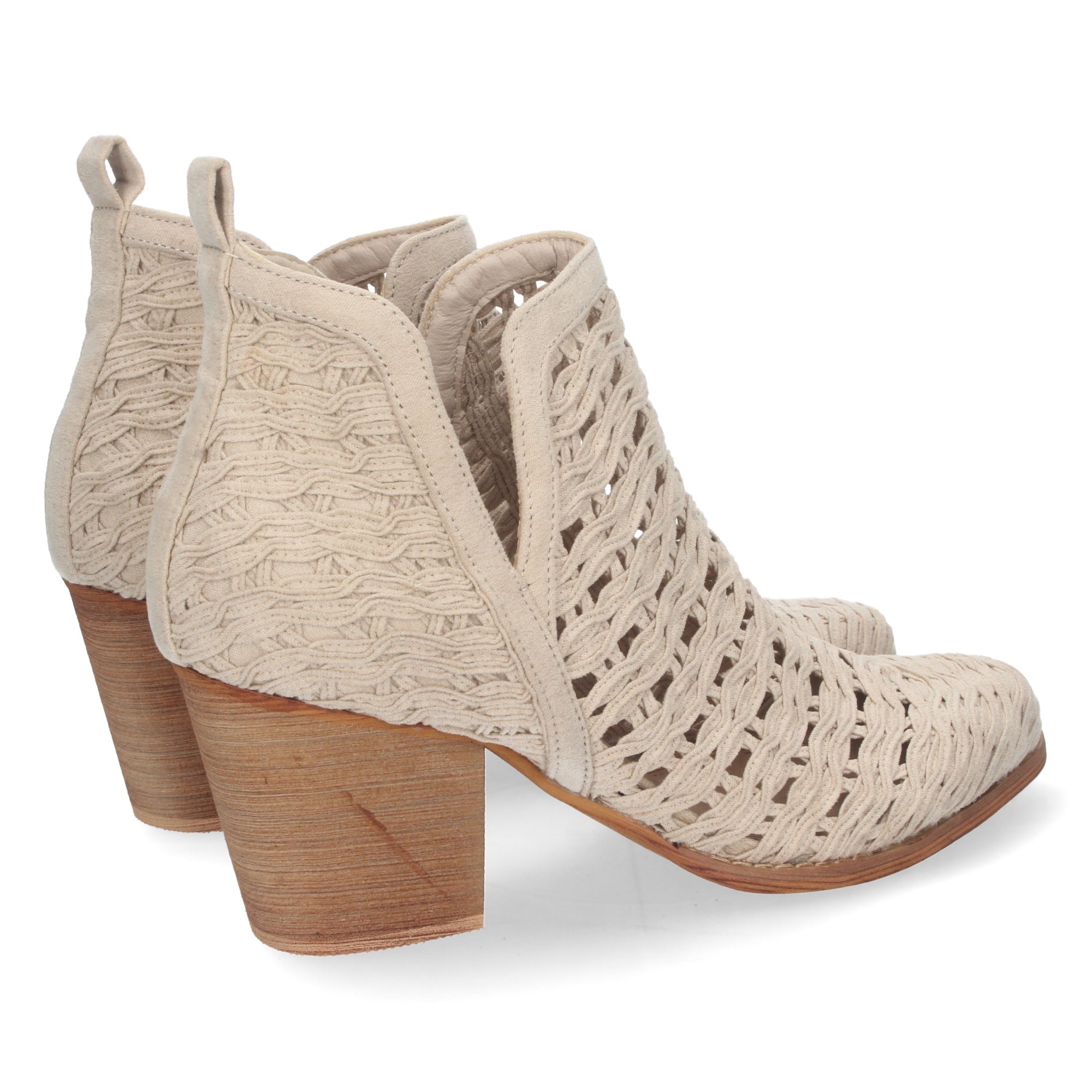 Botines beige con tiras trenzadas