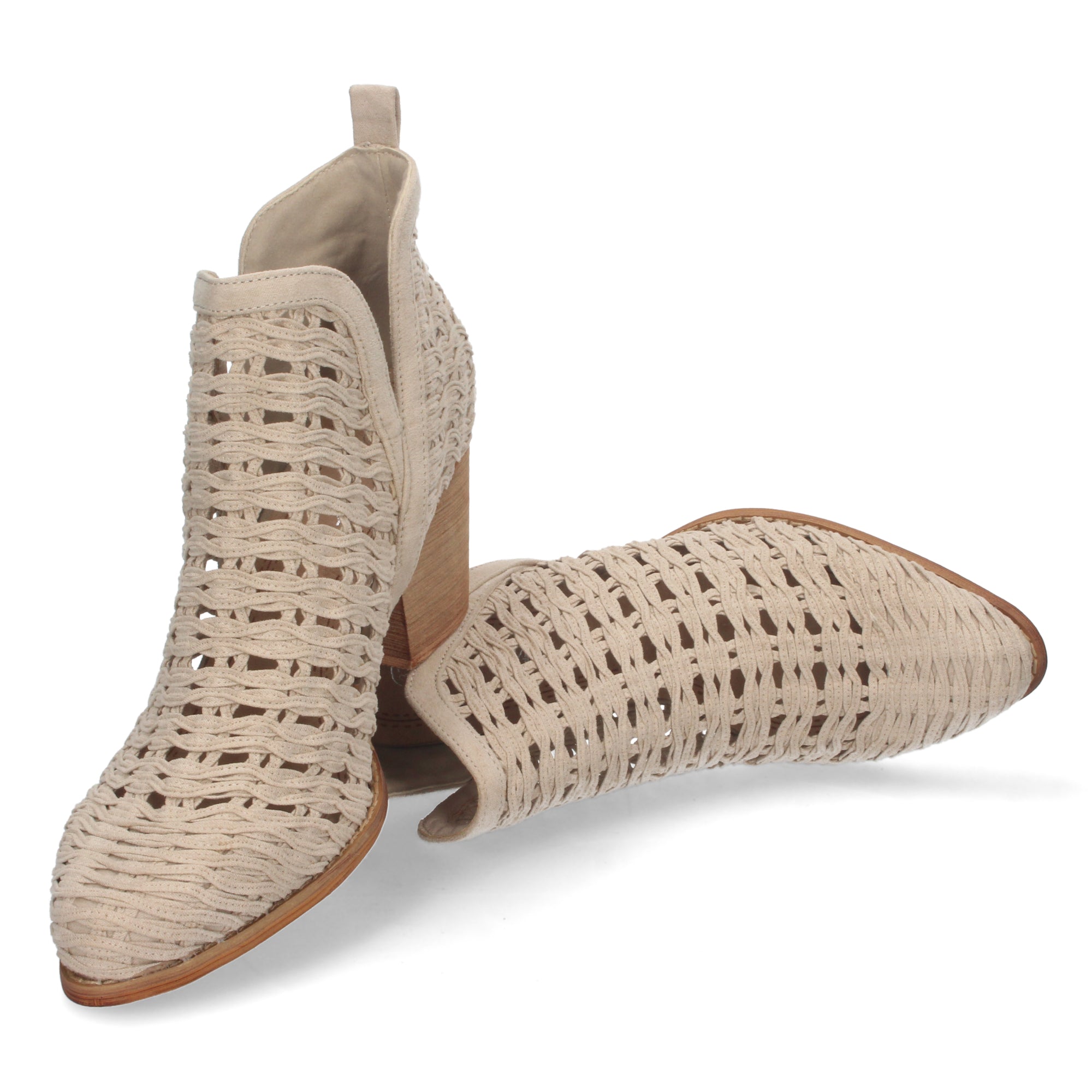 Botines beige con tiras trenzadas