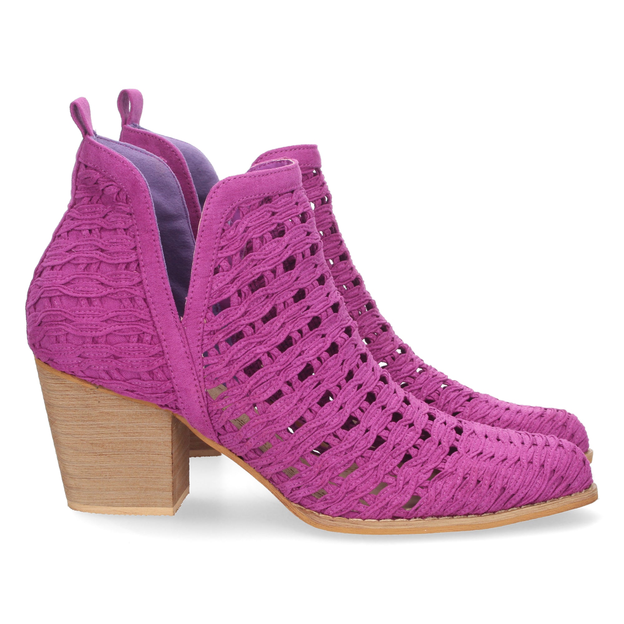 Botines lila con tiras trenzadas