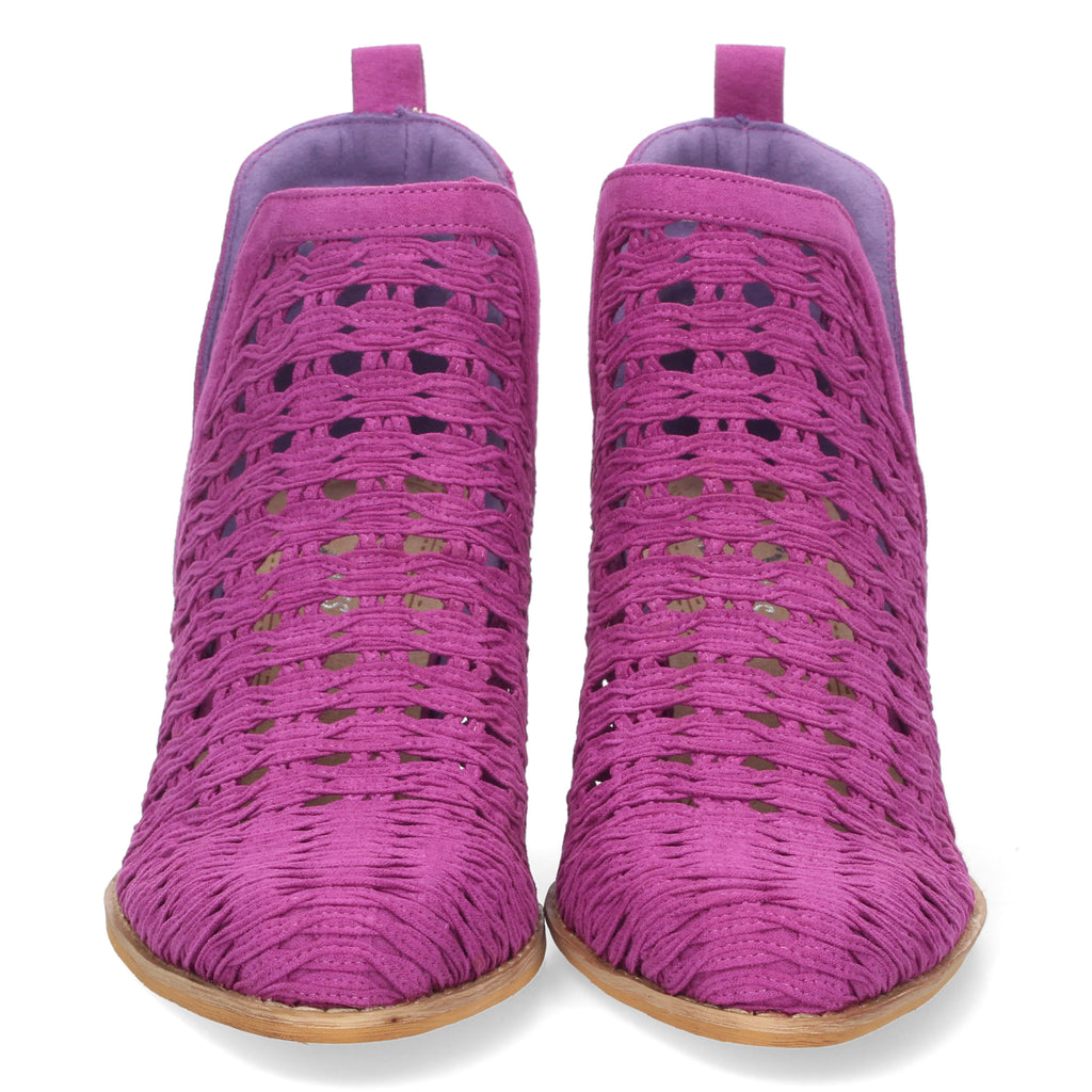 Botines lila con tiras trenzadas