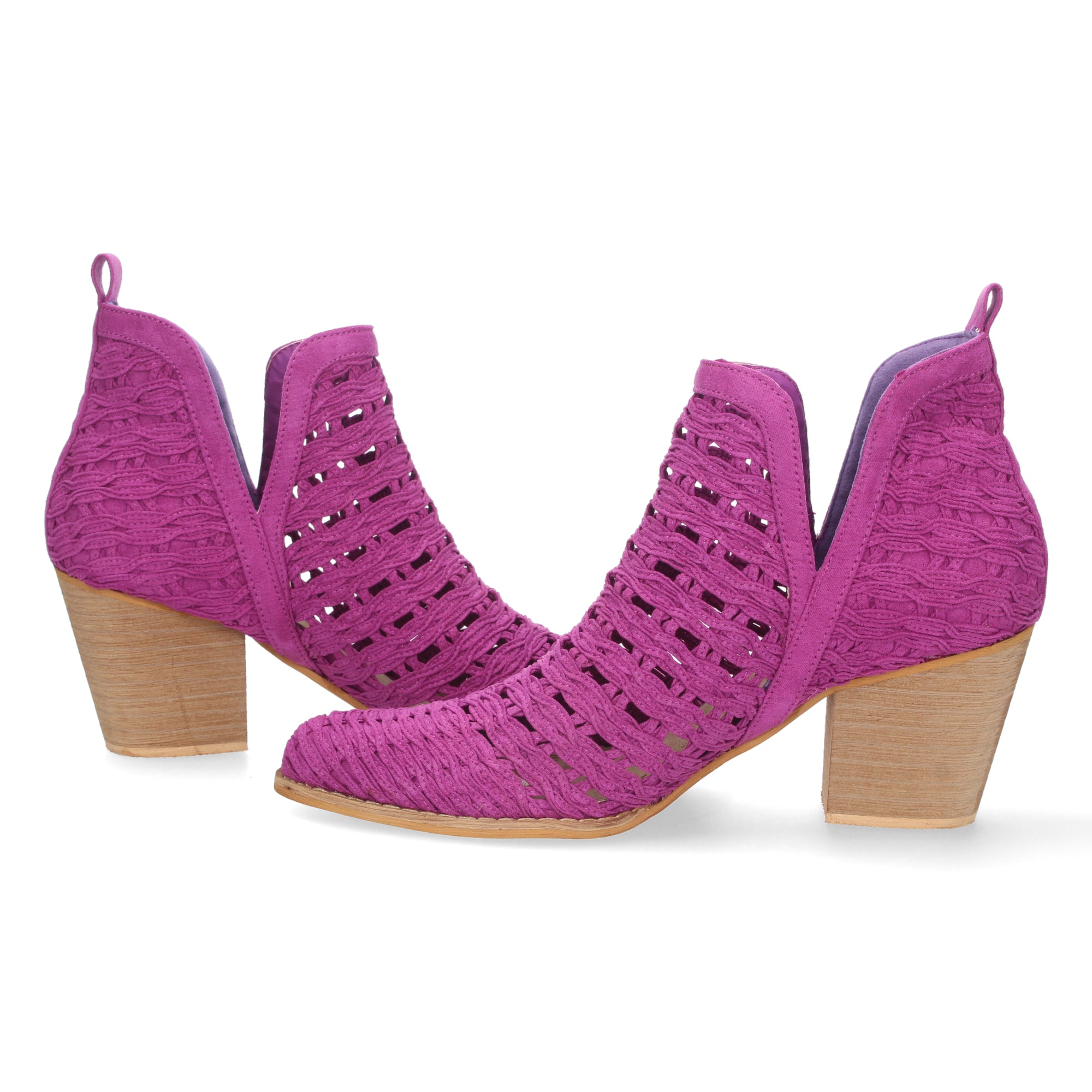 Botines lila con tiras trenzadas