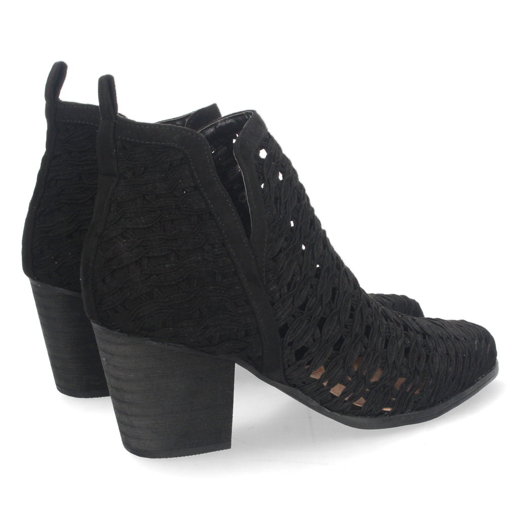 Botin negro con tiras trenzadas