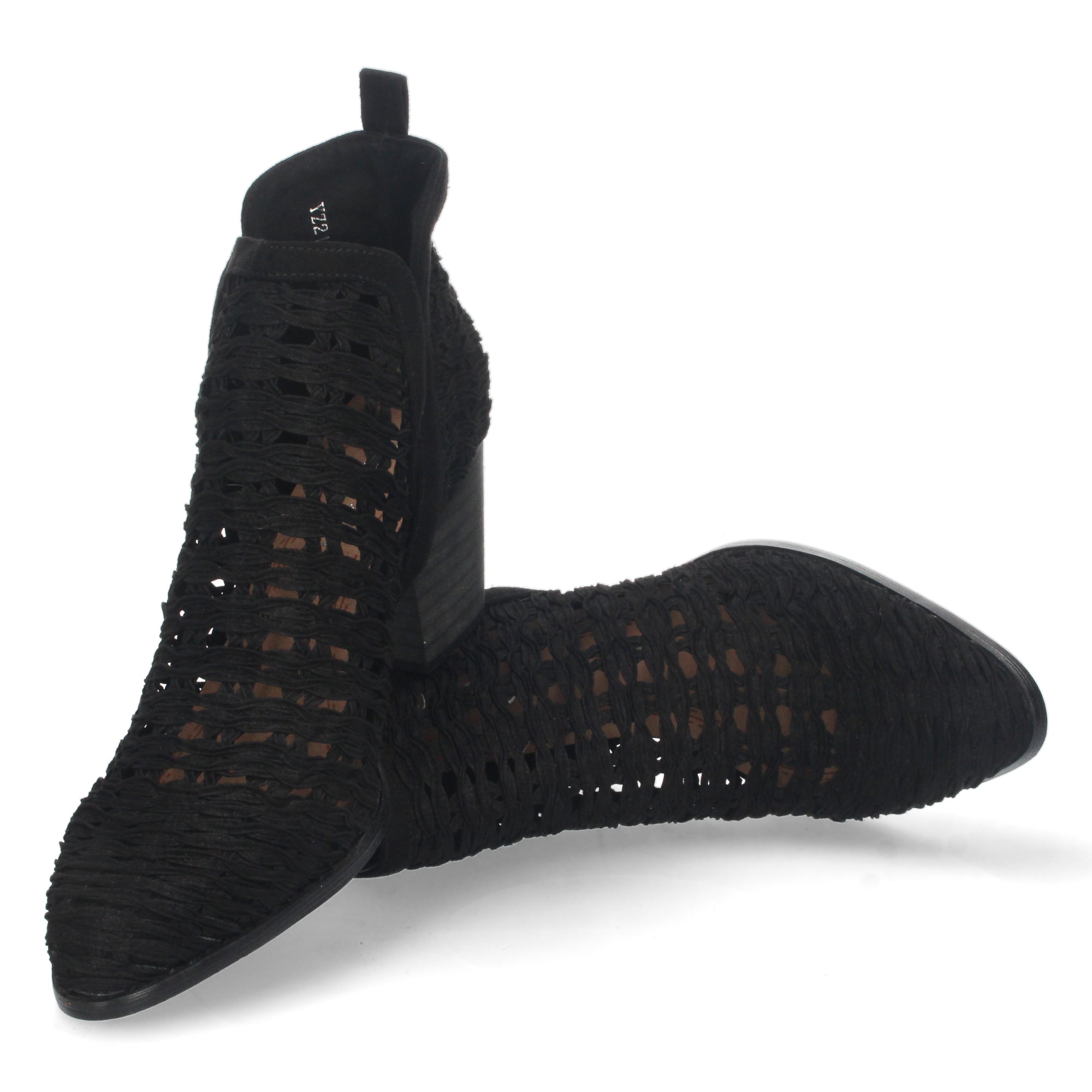 Botin negro con tiras trenzadas