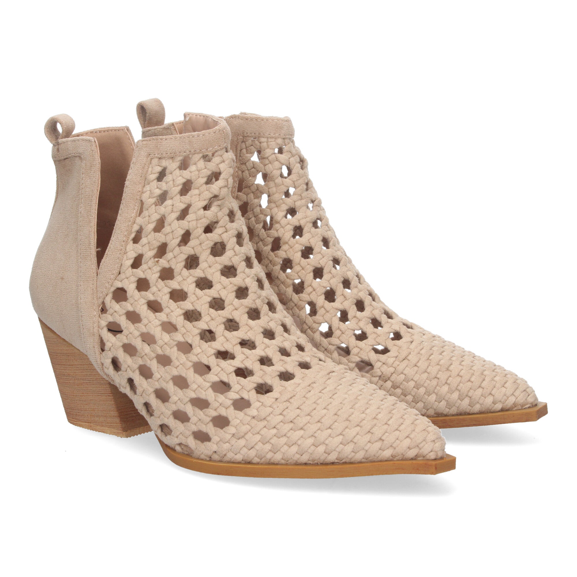 Botines beige con diseño calado