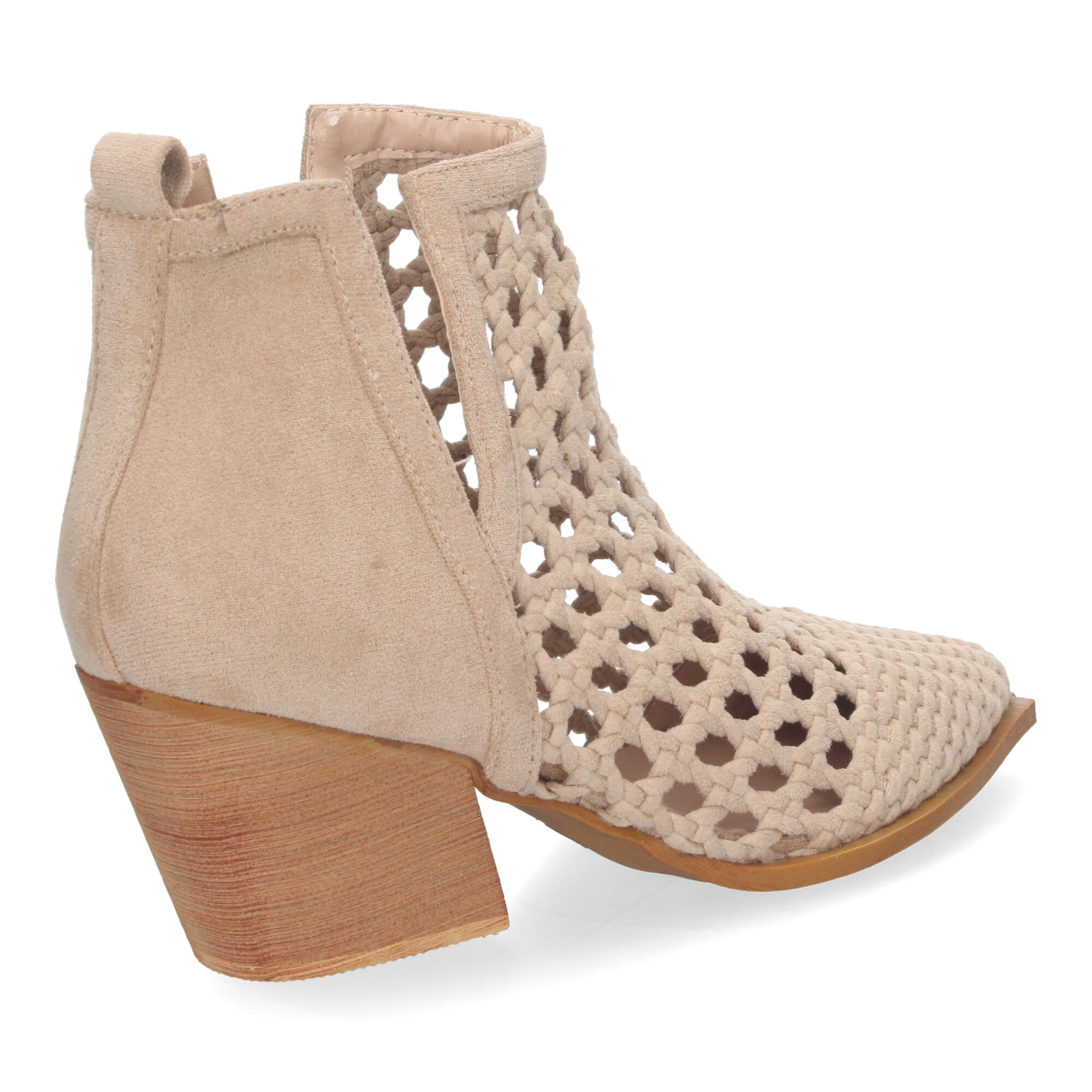 Botines beige con diseño calado