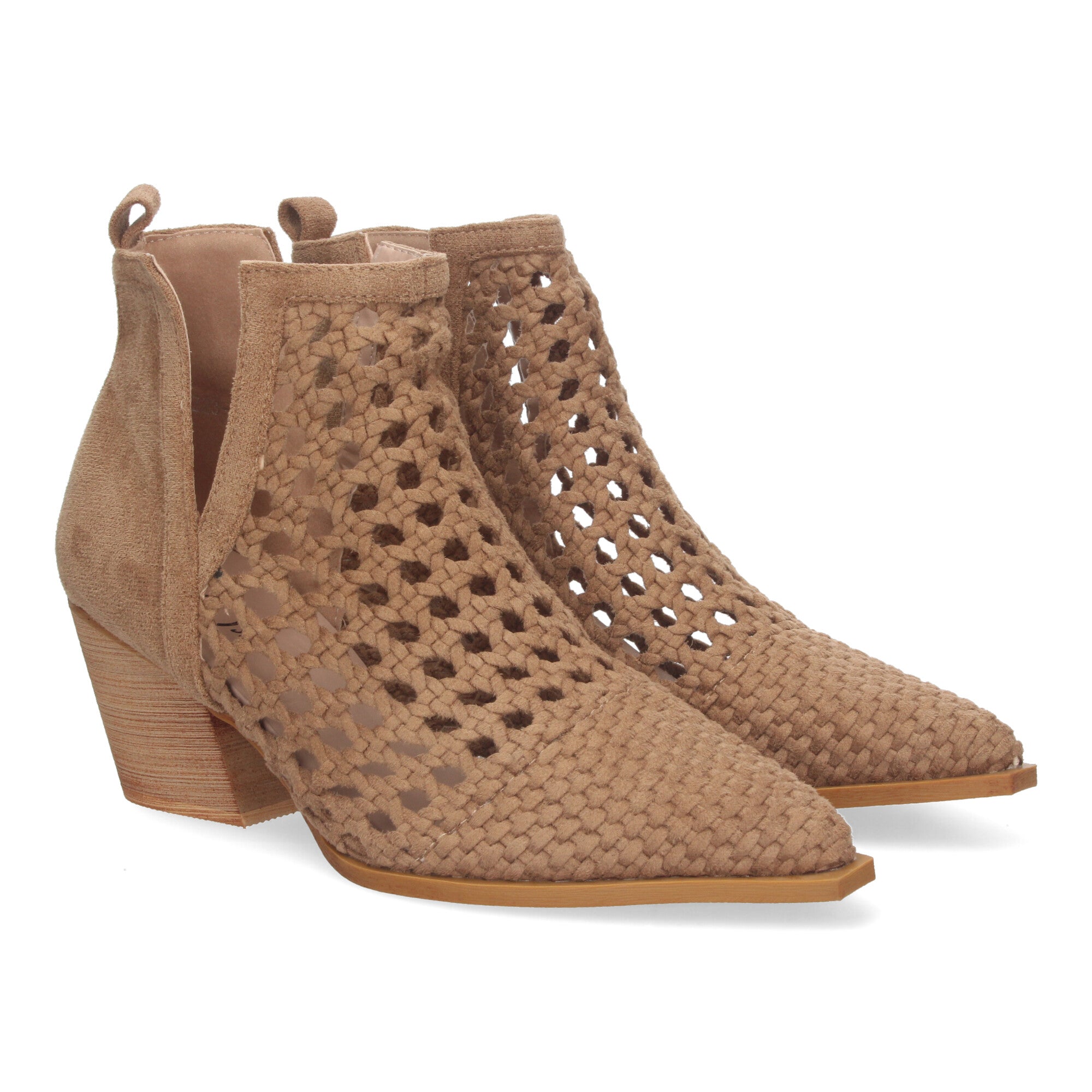 Botin marrón con diseño calado