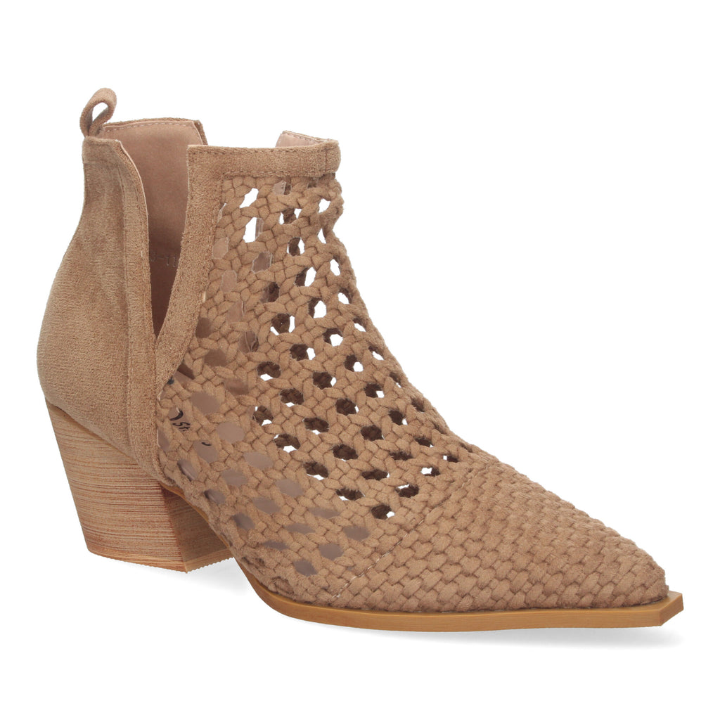 Botin marrón con diseño calado