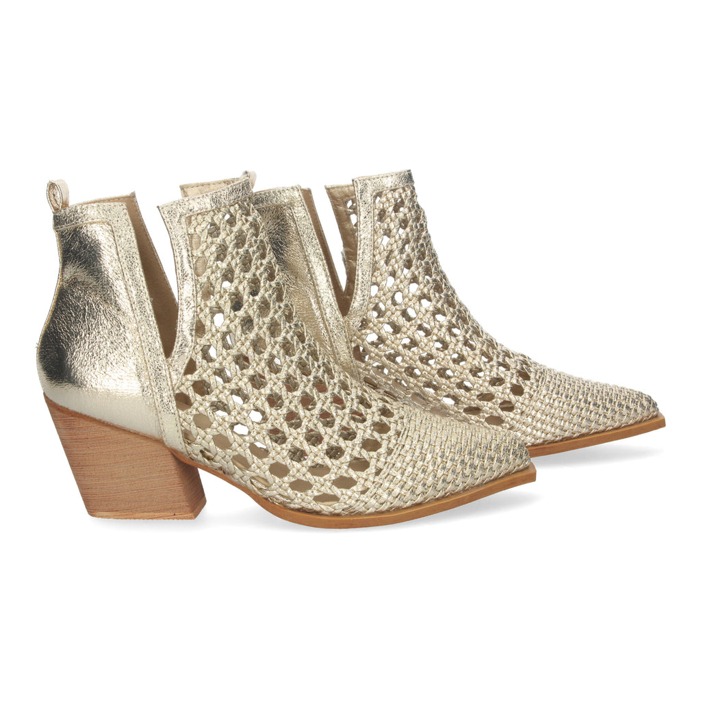 Botin elegante oro con diseño calado