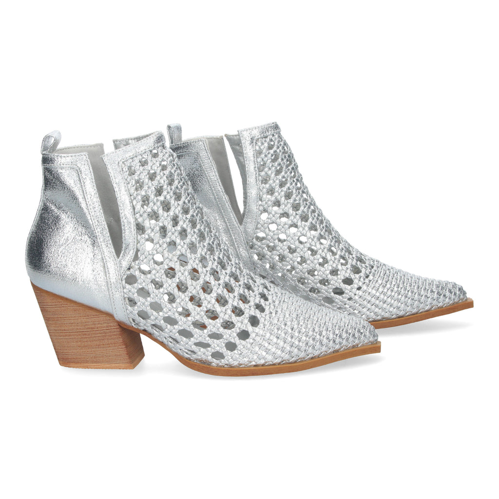 Botines plata con tiras trenzadas