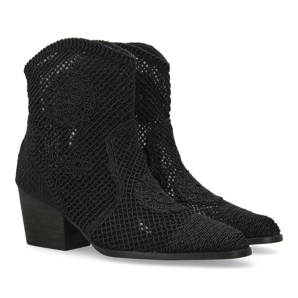 Botines negros con bordados
