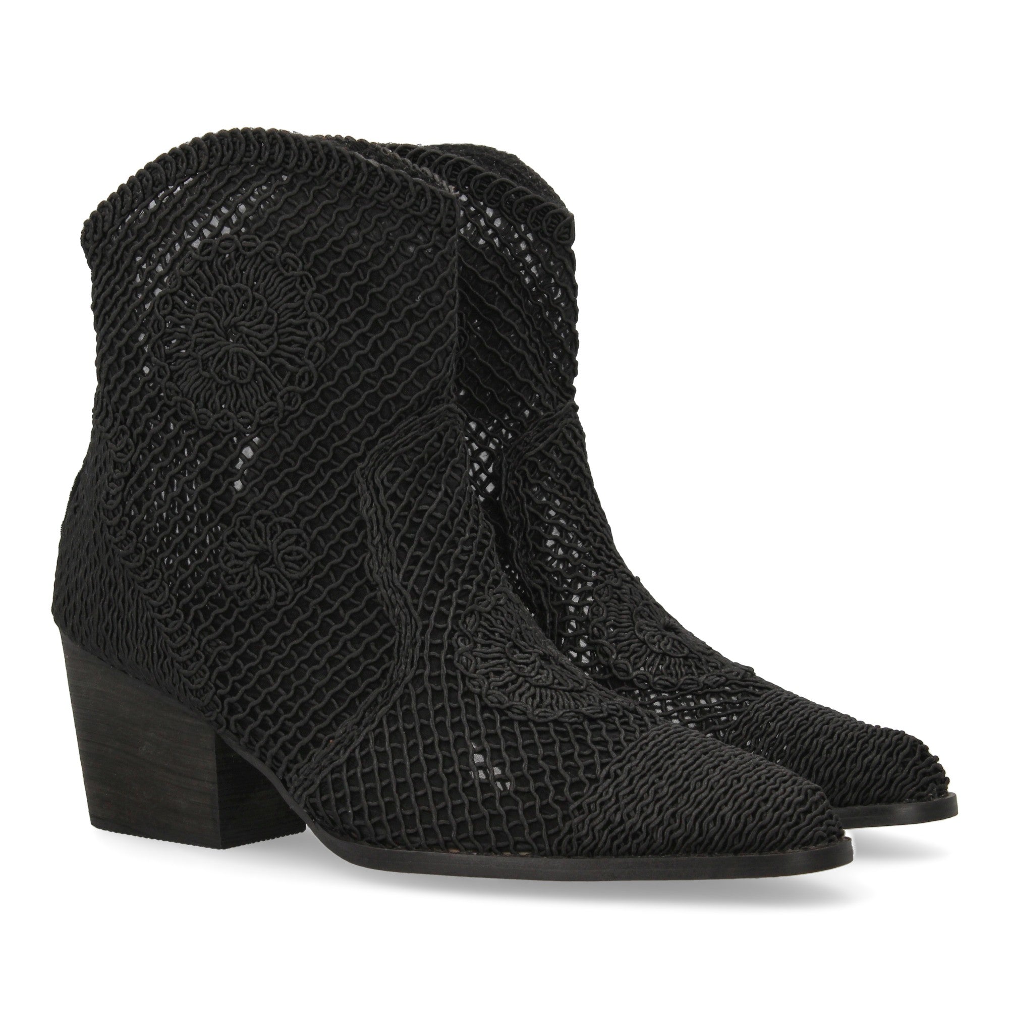 Botines negros con bordados