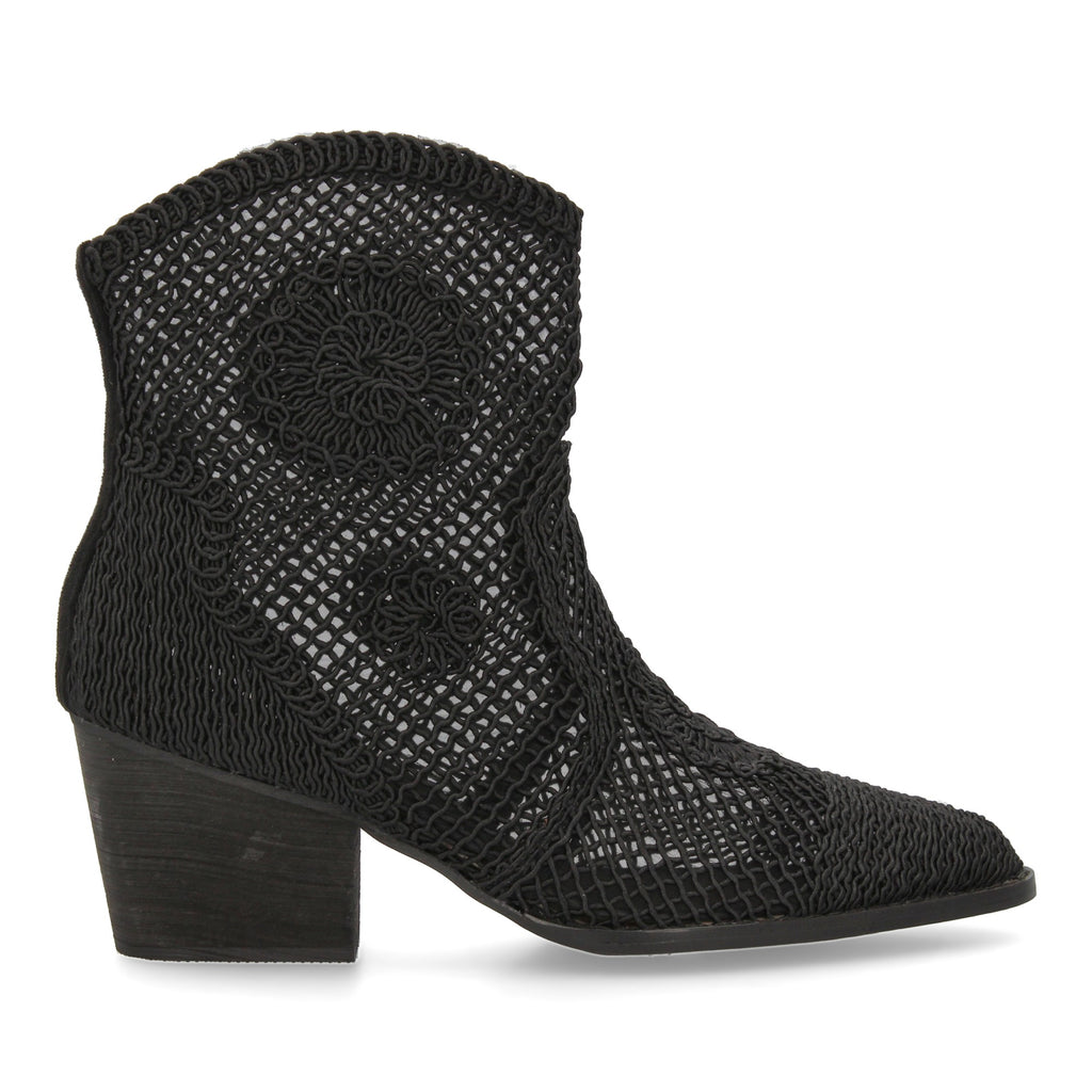 Botines negros con bordados