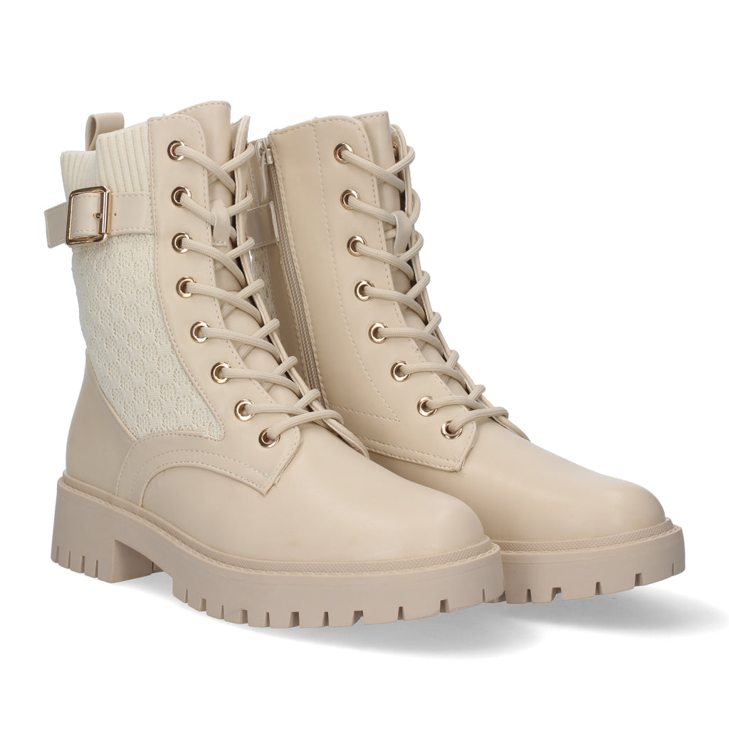 Botin beige con detalle hebilla